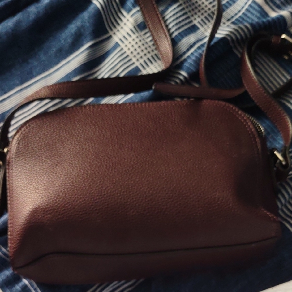 Elegant Magenta Leather Crossbody Bag